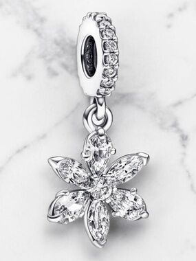 NEW Authentic PANDORA 925 Sparkling Herbarium Cluster Charm 792382C01